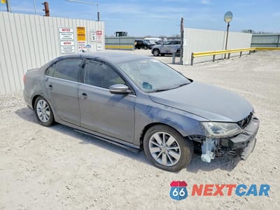 Czwarte zdjęcie samochodu z boku: 2015 VOLKSWAGEN JETTA SE VIN:3VWD17AJ2FM342793 - miniatura