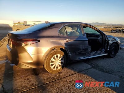 Trzecie zdjęcie samochodu z tyłu: 2022 TOYOTA CAMRY HYBRID LE VIN:4T1C31AK3NU574744 - miniatura