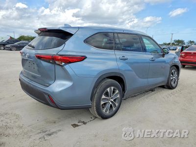 Trzecie zdjęcie samochodu z tyłu: 2022 TOYOTA HIGHLANDER XLE VIN:5TDGZRAH4NS142143 - miniatura