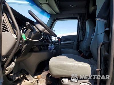 Piąte zdjęcie samochodu w środku: 2017 KENWORTH T680 SEMI TRUCK VIN:1XKYDP9X3HJ119364 - miniatura