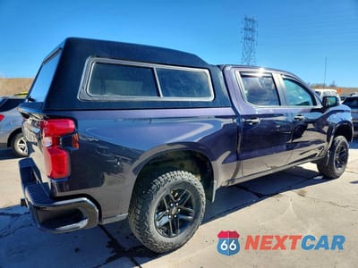 Trzecie zdjęcie samochodu z tyłu: 2024 CHEVROLET SILVERADO K1500 TRAIL BOSS CUSTOM VIN:3GCUDCED6RG388931 - miniatura