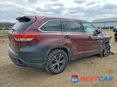 Trzecie zdjęcie samochodu z tyłu: 2019 TOYOTA HIGHLANDER LE VIN:5TDZARFH8KS053504 - miniatura