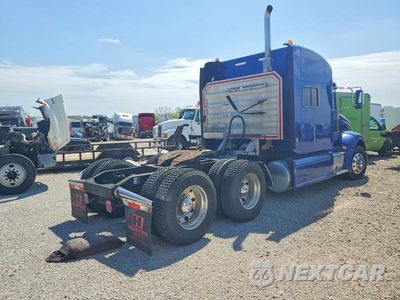 Czwarte zdjęcie samochodu z boku: 2012 PETERBILT 384 SEMI TRUCK VIN:1XPVDP9X1CD154411 - miniatura
