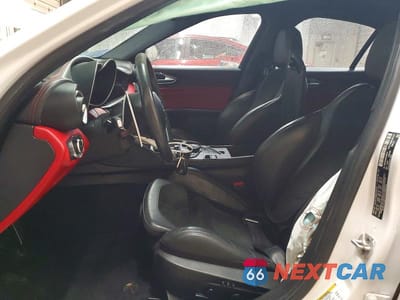 Zdjęcie 7 z 12 samochodu: 2017 ALFA ROMEO GIULIA QUADRIFOGLIO VIN:ZARFAEAV8H7556712 - miniatura