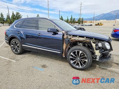 Czwarte zdjęcie samochodu z boku: 2018 BENTLEY BENTAYGA VIN:SJAAC2ZV8JC021752 - miniatura