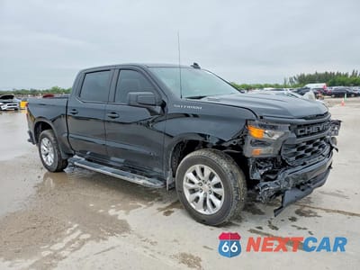 Czwarte zdjęcie samochodu z boku: 2025 CHEVROLET SILVERADO C1500 CUSTOM VIN:1GCPABEK6SZ119123 - miniatura