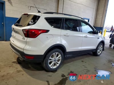 Trzecie zdjęcie samochodu z tyłu: 2019 FORD ESCAPE SEL VIN:1FMCU9HD8KUC27005 - miniatura