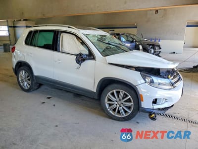 Czwarte zdjęcie samochodu z boku: 2016 VOLKSWAGEN TIGUAN S VIN:WVGAV7AX0GW596451 - miniatura