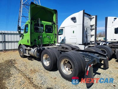 Trzecie zdjęcie samochodu z tyłu: 2020 FREIGHTLINER CASCADIA 116 SEMI TRUCK VIN:1FUJHTDV7LLLC2050 - miniatura