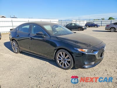 Czwarte zdjęcie samochodu z boku: 2021 MAZDA 3 SELECT VIN:JM1BPABL1M1337603 - miniatura