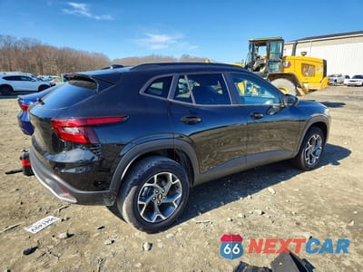 Trzecie zdjęcie samochodu z tyłu: 2025 CHEVROLET TRAX 1LT VIN:KL77LHEP6SC334445 - miniatura
