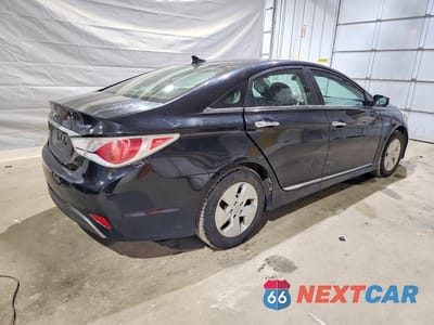 Trzecie zdjęcie samochodu z tyłu: 2011 HYUNDAI SONATA HYBRID BASE VIN:KMHEC4A45BA004723 - miniatura