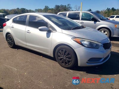 Czwarte zdjęcie samochodu z boku: 2015 KIA FORTE LX VIN:KNAFK4A60F5362692 - miniatura