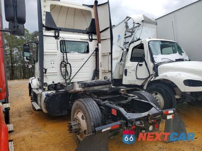 Trzecie zdjęcie samochodu z tyłu: 2017 VOLVO VNL SEMI TRUCK VIN:4V4N39TGXHN988031 - miniatura
