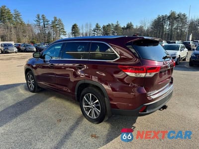 Trzecie zdjęcie samochodu z tyłu: 2018 TOYOTA HIGHLANDER XLE VIN:5TDJZRFH2JS823121 - miniatura
