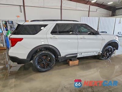 Trzecie zdjęcie samochodu z tyłu: 2020 FORD EXPLORER XLT VIN:1FMSK8DH8LGC78105 - miniatura