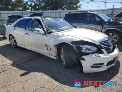 Czwarte zdjęcie samochodu z boku: 2013 MERCEDES-BENZ S 550 4MATIC VIN:WDDNG9EB2DA516396 - miniatura