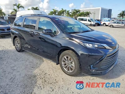 Czwarte zdjęcie samochodu z boku: 2025 TOYOTA SIENNA XLE 8-PASSENGER VIN:5TDYRKEC9SS236220 - miniatura