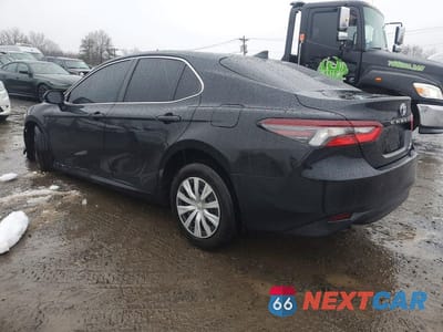 Trzecie zdjęcie samochodu z tyłu: 2022 TOYOTA CAMRY HYBRID LE VIN:4T1C31AK8NU589417 - miniatura