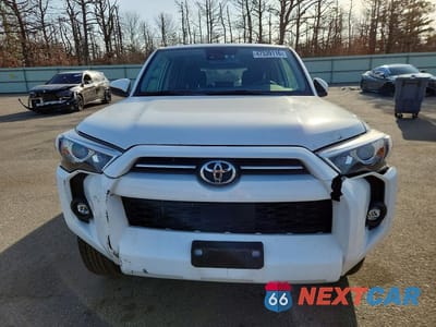 Piąte zdjęcie samochodu w środku: 2024 TOYOTA 4RUNNER SR5 VIN:JTEMU5JR3R6263296 - miniatura