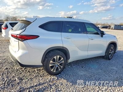 Trzecie zdjęcie samochodu z tyłu: 2022 TOYOTA HIGHLANDER HYBRID XLE VIN:5TDGARAH7NS511701 - miniatura