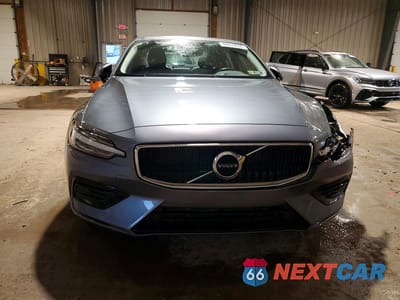 Piąte zdjęcie samochodu w środku: 2020 VOLVO S60 T6 MOMENTUM VIN:7JRA22TKXLG066754 - miniatura