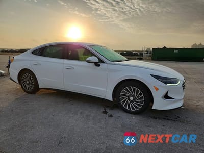 Czwarte zdjęcie samochodu z boku: 2023 HYUNDAI SONATA HYBRID SEL VIN:KMHL34JJ7PA081775 - miniatura