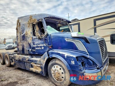 Zdjęcie 9 z 10 samochodu: 2016 VOLVO VNL SEMI TRUCK VIN:4V4NC9EH2GN931729 - miniatura