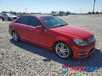 Czwarte zdjęcie samochodu z boku: 2013 MERCEDES-BENZ C 250 VIN:WDDGF4HB1DR269870 - miniatura