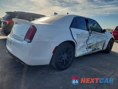 Trzecie zdjęcie samochodu z tyłu: 2020 CHRYSLER 300 TOURING VIN:2C3CCAAG0LH137479 - miniatura