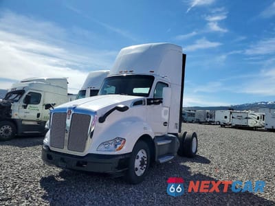 Drugie zdjęcie samochodu z przodu: 2016 KENWORTH T680 SEMI TRUCK VIN:1XKYA48X8GJ496618 - miniatura