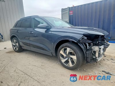 Czwarte zdjęcie samochodu z boku: 2025 AUDI Q6 E-TRON PREMIUM VIN:WA114BGFXSA044514 - miniatura