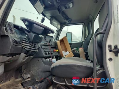 Piąte zdjęcie samochodu w środku: 2023 INTERNATIONAL LT62F SEMI TRUCK VIN:3HSDZAPR1PN134168 - miniatura
