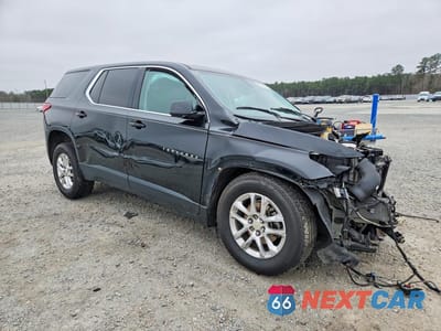 Czwarte zdjęcie samochodu z boku: 2019 CHEVROLET TRAVERSE LS VIN:1GNERFKW2KJ266494 - miniatura