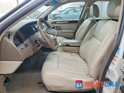 Zdjęcie 7 z 11 samochodu: 2004 LINCOLN TOWN CAR EXECUTIVE VIN:1LNHM81WX4Y672630 - miniatura