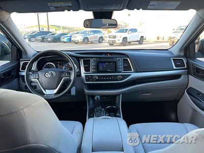 Zdjęcie 9 z 10 samochodu: 2019 TOYOTA HIGHLANDER LE VIN:5TDZZRFH6KS367791 - miniatura