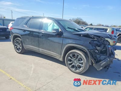 Czwarte zdjęcie samochodu z boku: 2021 CHEVROLET TRAVERSE RS VIN:1GNERJKWXMJ245785 - miniatura