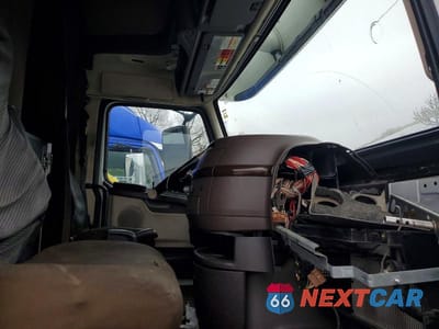 Piąte zdjęcie samochodu w środku: 2016 VOLVO VN VNL VIN:4V4NC9EJ7GN974546 - miniatura