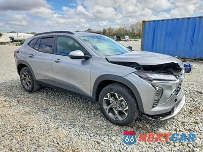 Czwarte zdjęcie samochodu z boku: 2025 CHEVROLET TRAX 1LT VIN:KL77LHEP0SC308195 - miniatura