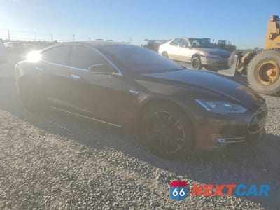 Czwarte zdjęcie samochodu z boku: 2014 TESLA MODEL S VIN:5YJSA1S12EFP48677 - miniatura