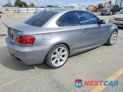 Trzecie zdjęcie samochodu z tyłu: 2009 BMW 135 I VIN:WBAUC73569VK94851 - miniatura