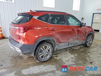 Trzecie zdjęcie samochodu z tyłu: 2023 KIA SELTOS S VIN:KNDEUCAA0P7467116 - miniatura