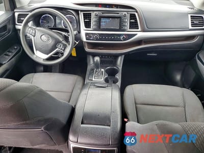 Zdjęcie 8 z 12 samochodu: 2019 TOYOTA HIGHLANDER LE VIN:5TDZZRFH2KS298517 - miniatura