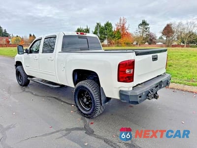Trzecie zdjęcie samochodu z tyłu: 2013 CHEVROLET SILVERADO K2500 HEAVY DUTY LTZ VIN:1GC1KYE84DF230977 - miniatura