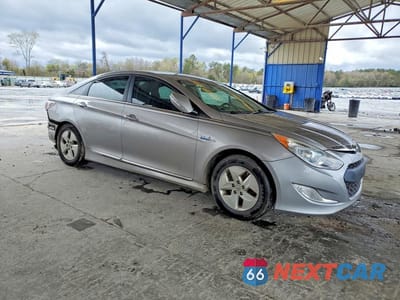 Czwarte zdjęcie samochodu z boku: 2012 HYUNDAI SONATA HYBRID BASE VIN:KMHEC4A41CA041639 - miniatura