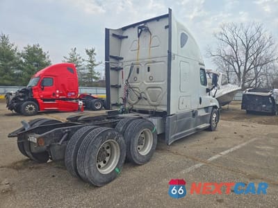 Czwarte zdjęcie samochodu z boku: 2018 FREIGHTLINER CASCADIA 125 SEMI TRUCK VIN:1FUJGLDR1JLHF2680 - miniatura