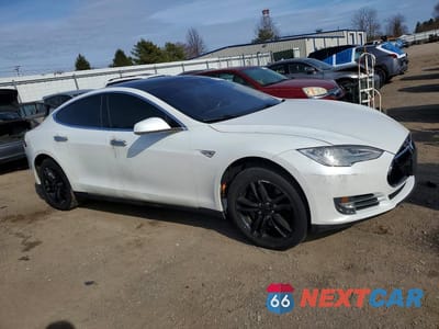 Czwarte zdjęcie samochodu z boku: 2015 TESLA MODEL S VIN:5YJSA1E27FF104176 - miniatura