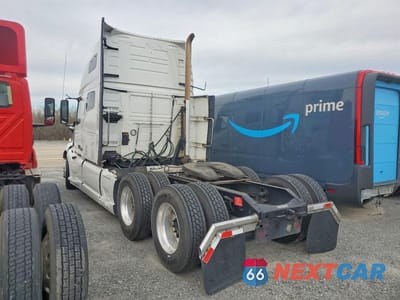 Trzecie zdjęcie samochodu z tyłu: 2020 VOLVO VNL SEMI TRUCK VIN:4V4NC9EH7LN229304 - miniatura