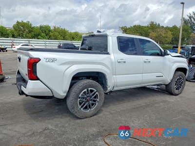 Trzecie zdjęcie samochodu z tyłu: 2025 TOYOTA TACOMA TRD SPORT VIN:3TYKB5FN7ST025369 - miniatura