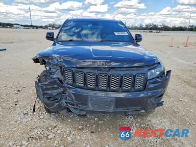 Piąte zdjęcie samochodu w środku: 2018 JEEP GRAND CHEROKEE LAREDO VIN:1C4RJEAG4JC380540 - miniatura